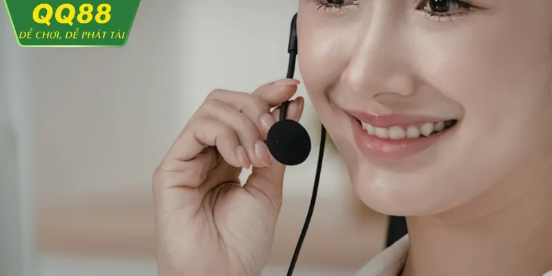 Nhân viên hỗ trợ QQ88 qua hotline chuyên nghiệp