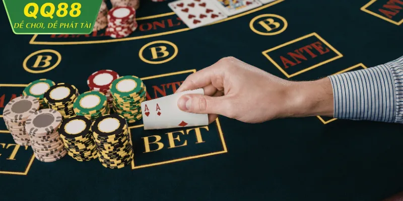 Bàn baccarat trực tuyến tại QQ88 với dealer chuyên nghiệp