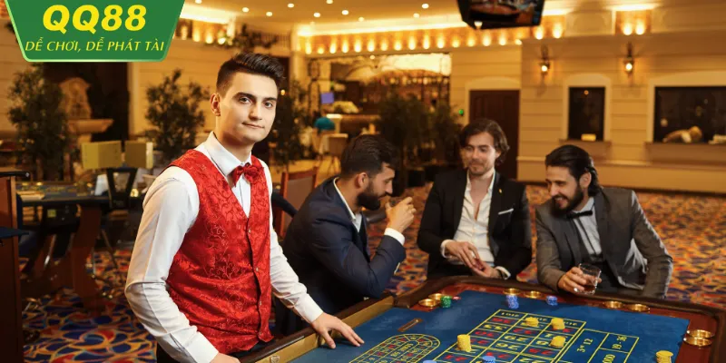 Dealer live casino QQ88 giao tiếp trực tiếp với người chơi